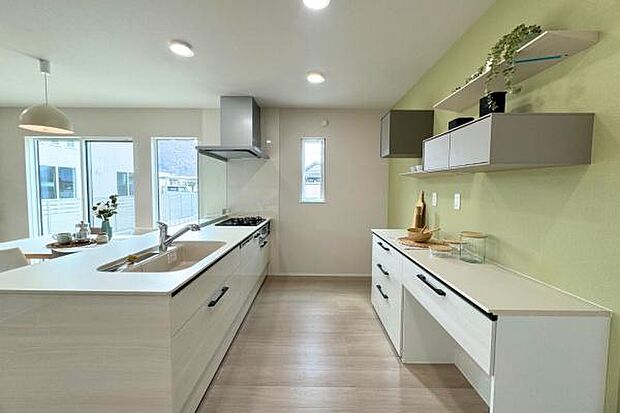 人気の対面キッチン!動線などの機能性はもちろん、背面のアクセントパネルと見せる収納がおしゃれなキッチンになりました。※家具・小物付きです♪