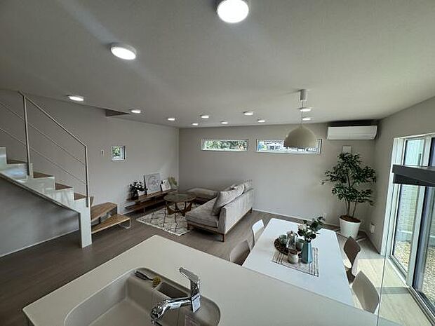 家族の様子をみながらお料理ができる対面キッチン。リビングを見渡すことができます。※家具・小物付きです♪