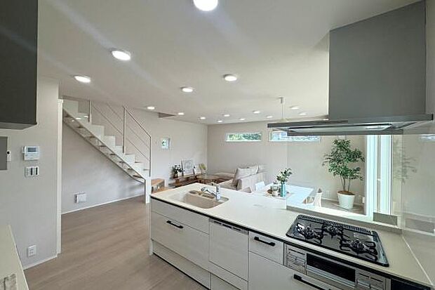 家族の様子をみながらお料理ができる対面キッチン。リビングを見渡すことができます。家事ラクの味方、食洗機付き!