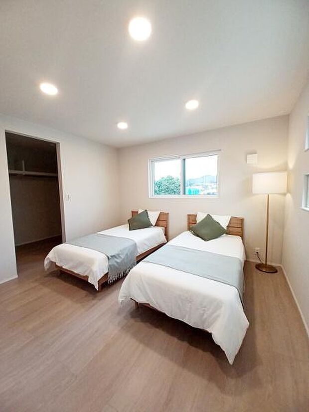 8帖の主寝室。ベッドを2台置いてもゆったり空間。3.7帖の大容量ウォークインクローゼットがあり、お洋服が多くても安心の収納力です♪※家具・小物付きです♪