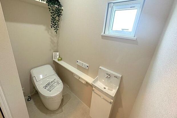 タンクレスを採用し、限られた空間でも狭さを感じないように工夫しました。