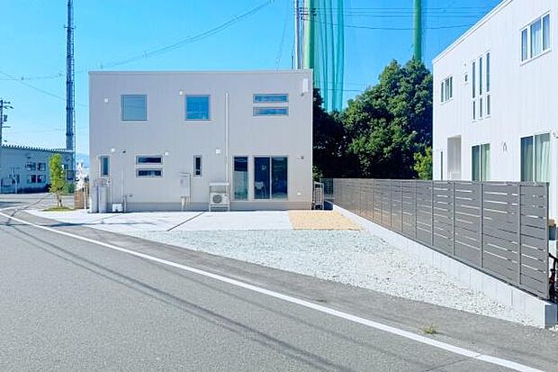 駐車場は6台停めれる大空間!来客時も安心。自然と人の集まる空間になっちゃう♪