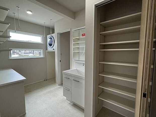 4.1帖のサンルームは収納もたっぷり。洗う・乾かす・畳む・しまう、がここで完結できて家事ラク♪