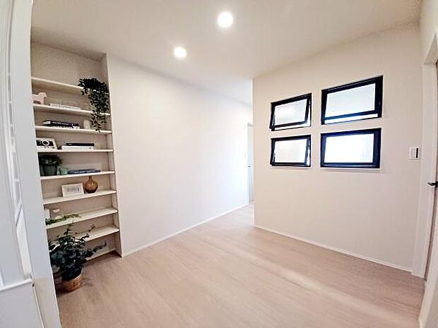 フリースペースを仕切る壁にはデコ窓を付けて、明るさも確保。※家具・小物付きです♪