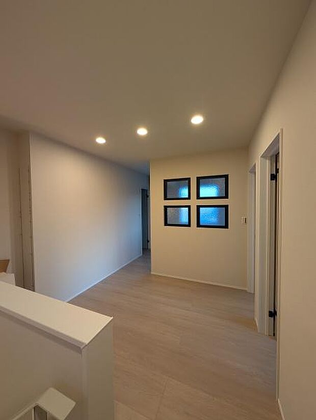 フリースペースは、夜になるとまた違った雰囲気に。デコ窓があることで外からの視線を遮れて安心。