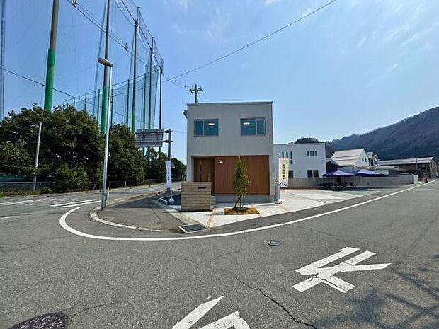 前面道路幅員は6.0m。国道13号線まですぐ!