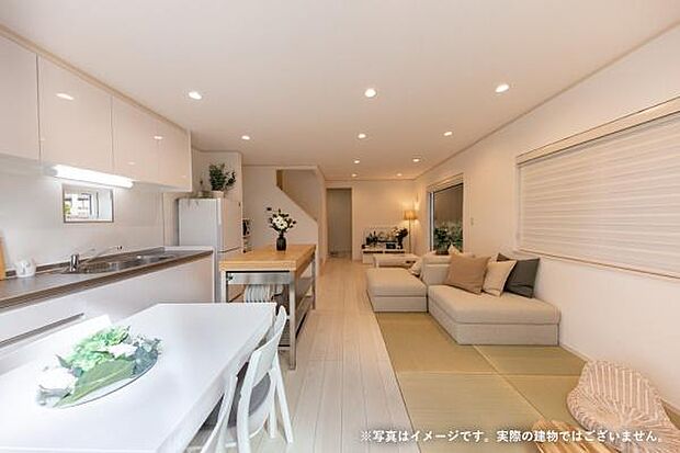 リビングは柱のない大空間。家族みんなでゆったり過ごしてもらえるように、ご提案しています。※画像はイメージです