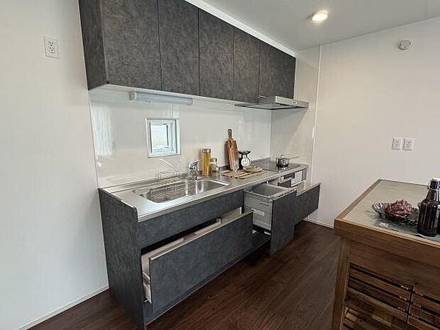 食洗器付きの壁付キッチンは、お部屋を無駄なく広く使うことが可能です。