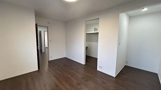 ベッドを2台置いてもゆったり空間。在宅ワークやパウダースペースにもなる空間があります。