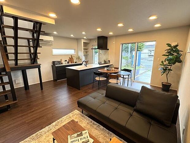 LDKは大満足な広さ！おしゃれなリビング階段が空間のアクセントになります。