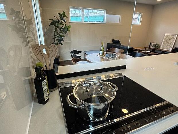 リビングで過ごす家族の様子を見ながら料理ができます♪