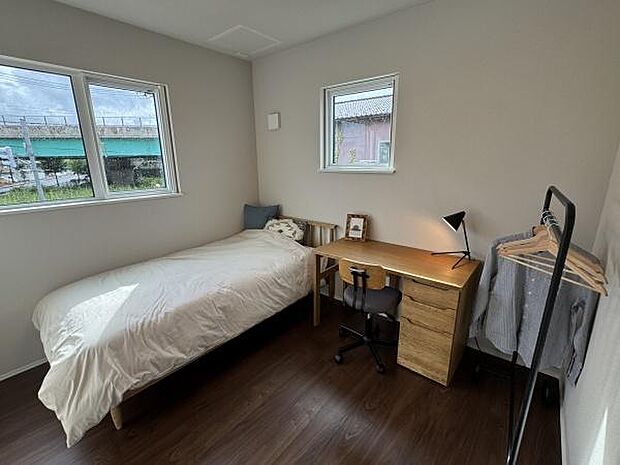 お友達を呼んで遊べる十分な広さがあります。広い道路が近いのでいろんな乗り物が見えて楽しい景色です。