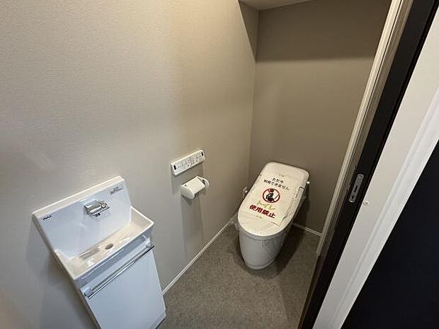 トイレはタンクレス！お掃除が楽なのも嬉しいポイントです。