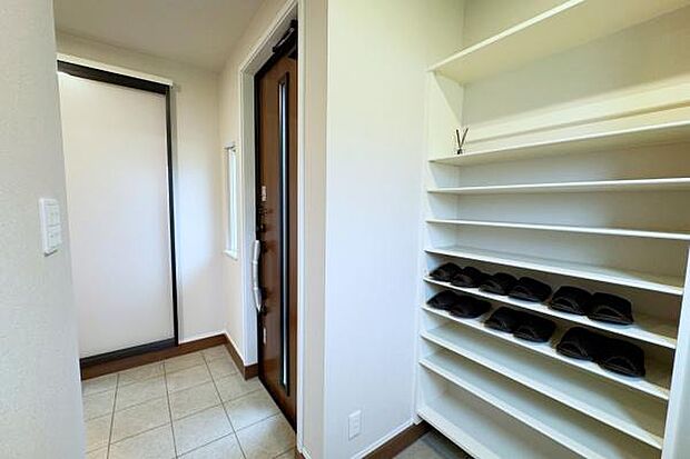 2人でもゆったりと入れるシューズクローク。ベビーカー置場としても◎