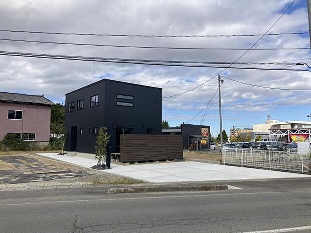 周辺は店舗が充実しています！