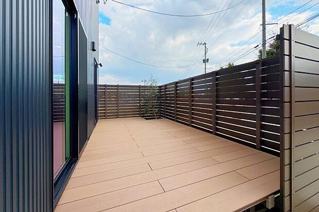 南向きのアウトドアリビングはダイニングとつながって使い勝手の良い空間。フェンスがありプライバシーにも配慮しています!