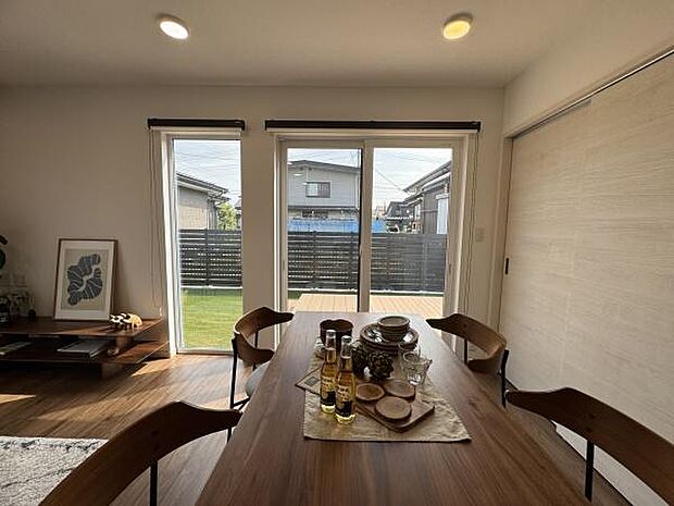 ダイニングからつながるアウトドアリビングは注目ポイントです！