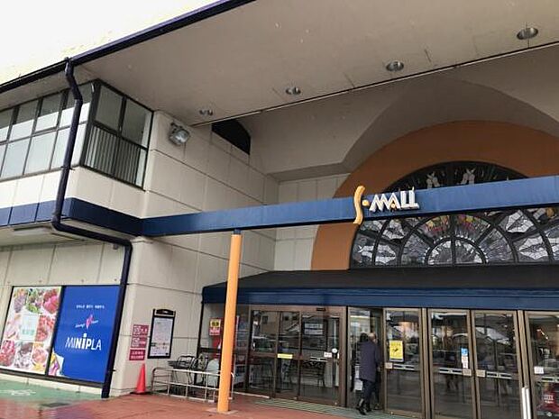 S-MALLまで2141m、落ち着いた雰囲気の2階建てモール。アパレルショップや化粧品、スーパー、カジュアルな飲食店が並ぶ