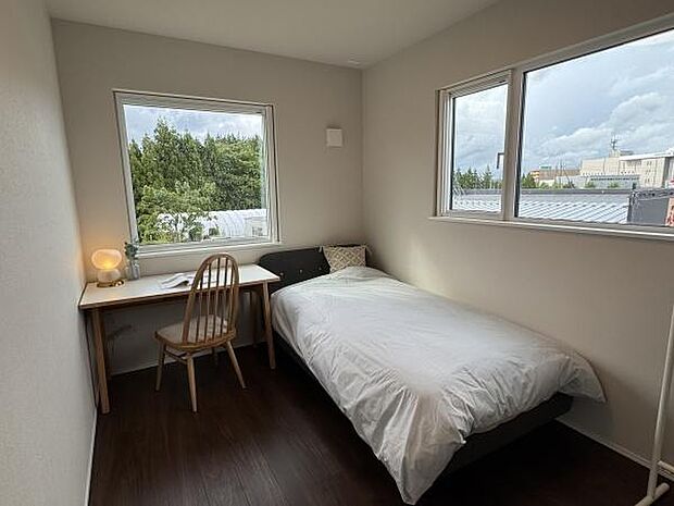 2階には6帖の洋室を2部屋確保。将来間仕切壁を外して1部屋にすることも可能な構造です。モデルハウスでは子供部屋として演出しています。お子様とご一緒にリアルに体感ください!