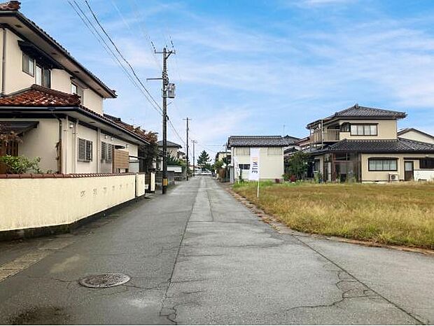 前面道路幅員は6.0mで車ですれ違いも安心の広さ。