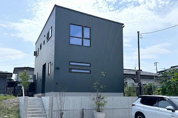 【事例紹介】シアタールームのある家。人工木材デッキと人工芝を設置したアウトドアリビングは、フェンスに囲まれていてプライバシーを確保◎