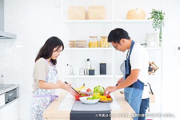 壁付けキッチンを採用しているので、アイランドカウンターを置くと対面キッチンのように使えます！向かい合って複数人で使うことができるので、家族みんなでのお料理も楽しくなります♪※画像はイメージです
