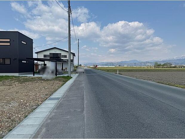 前面道路幅員が広く駐車も安心。国道112号線が見える距離感で通勤通学も便利！