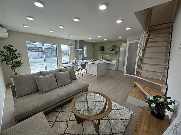 人気の対面キッチンを採用。配膳の動線など、家事ラクになるように考えました。背面のグリーンのアクセントクロスがポイントです！