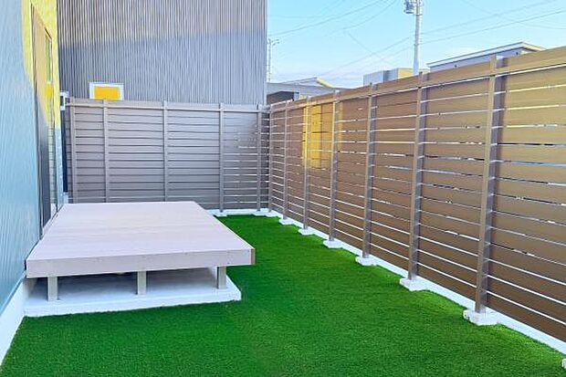 モデルハウスは外構もみどころ。人工木材デッキはメンテナンスフリーでメンテナンスのことも考えて採用しています。