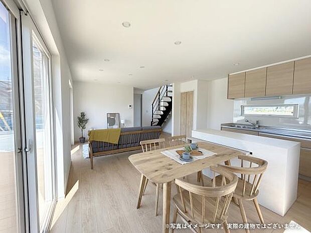 リビング階段は、家族でのコミュニケーションがとりやすい間取りです♪※画像はイメージです