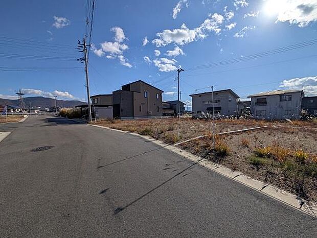 対象地を西側から見ています。