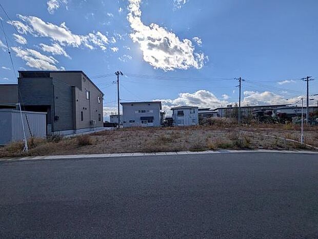 新しい分譲地内にある整備された宅地です。