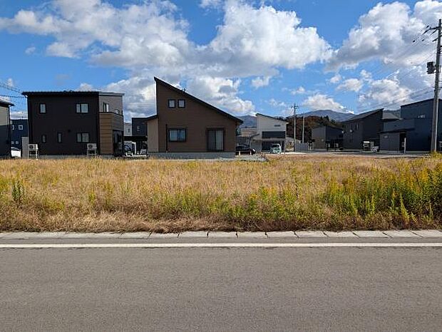 新しい分譲地内にある整備された宅地です。