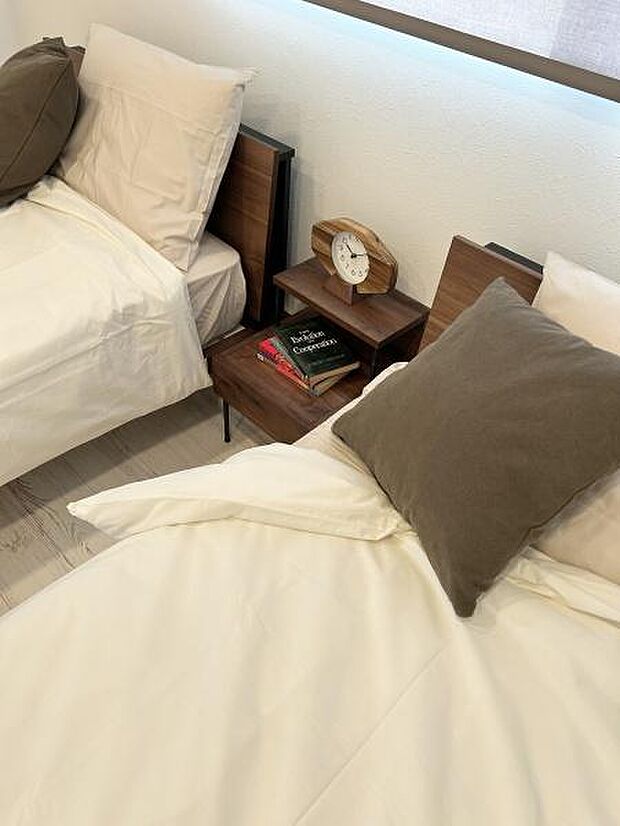 主寝室はシンプルに。小物にもこだわっています。