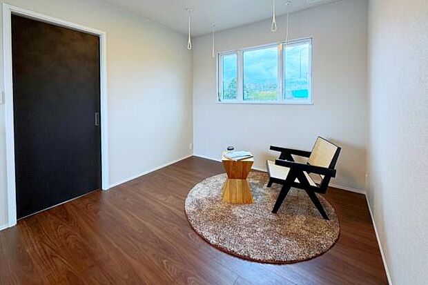 2階ホールは使い方無限大！洗濯物を干すサンルームやお子様の遊び場、在宅ワークスペースなど暮らしに合わせて自由に使えます！