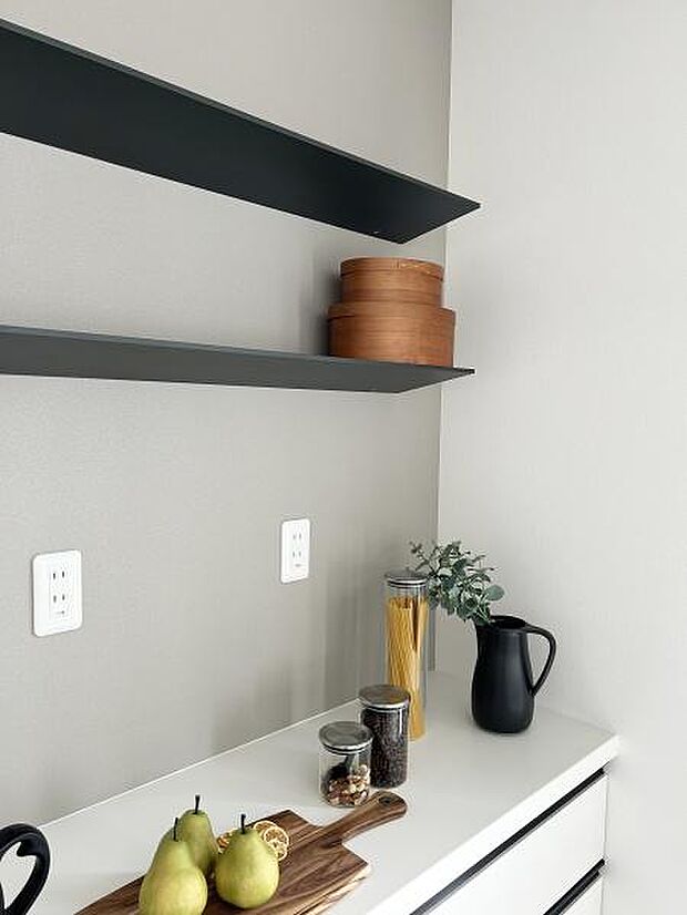 飾り棚等にもこだわりました！好きなものを飾ってお気に入りの空間に。