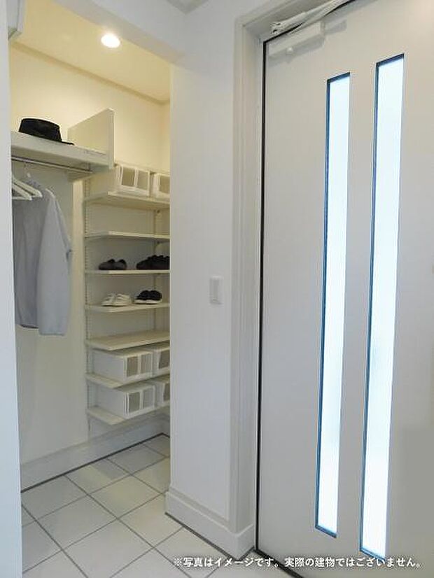 シューズクロークを採用し、収納＋身支度のスペースとして。人気の機能です♪