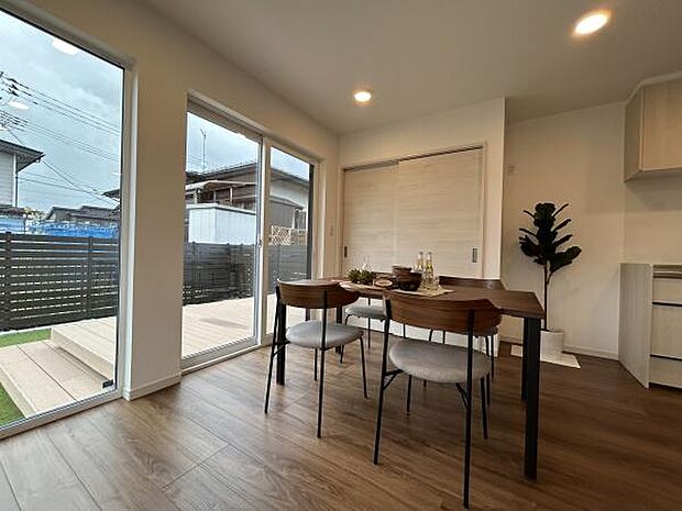 ダイニングからつながるアウトドアリビングは注目ポイントです！