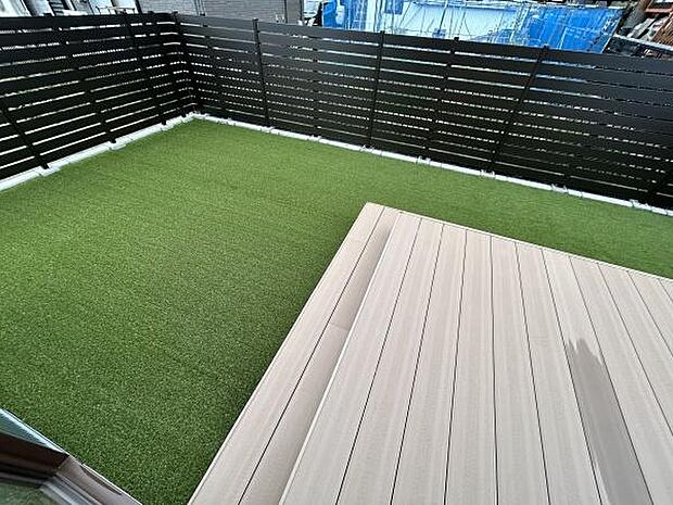 開放的ながらフェンスで視線を遮り、ゆったりとすごせるアウトドアリビングです。