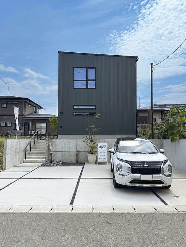 【事例紹介】シアタールームのある家。人工木材デッキと人工芝を設置したアウトドアリビングは、フェンスに囲まれていてプライバシーを確保◎