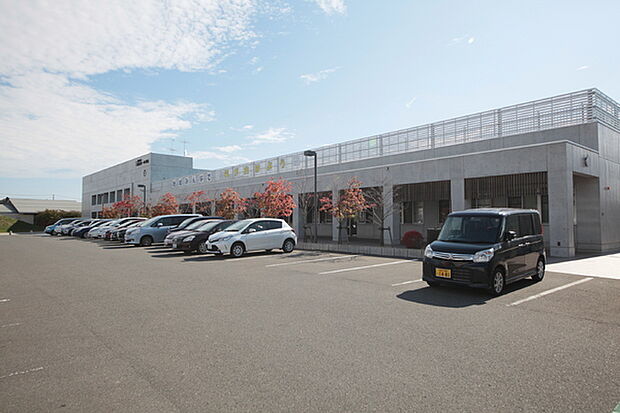 鶴岡市立朝暘第一小学校まで488m、1年生94人、2年生100人、3年生90人、4年生94人、5年生85人、6年生108人、特別支援学級11人、計582人。