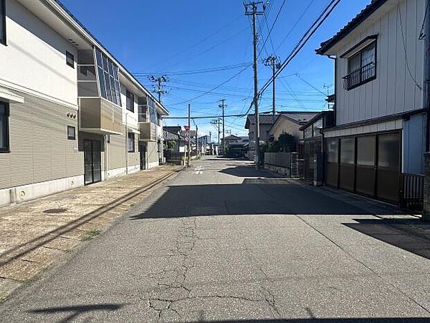 前面道路幅員は6.0mで車ですれ違いも安心の広さ。