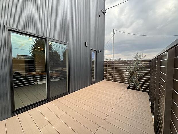 モデルハウスの、ダイニングからつながるアウトドアリビングは注目ポイントです！