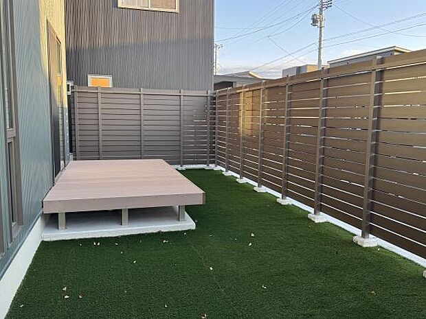 ダイニングからつながるアウトドアリビングは注目ポイントです!