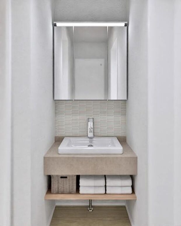 洗面台が脱衣所と別なので家族の入浴中にも使えます。帰宅後の手洗い動線も◎※パースはイメージです。