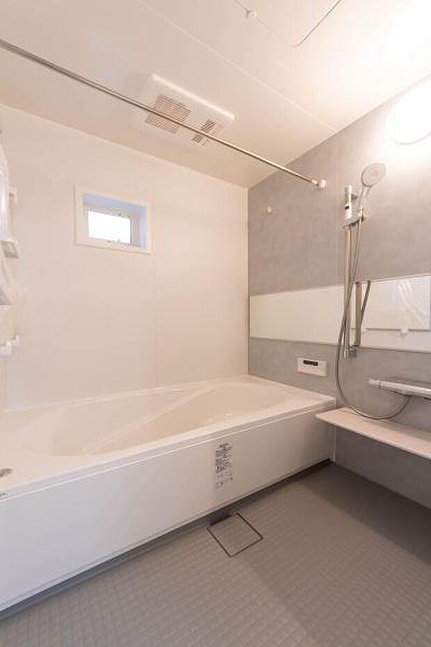 「広々バスルーム」白を基調とした清潔感のあるバスルームは是非足を延ばしてくつろいで欲しい空間。一日の疲れを癒し良質な睡眠にもつながります。
