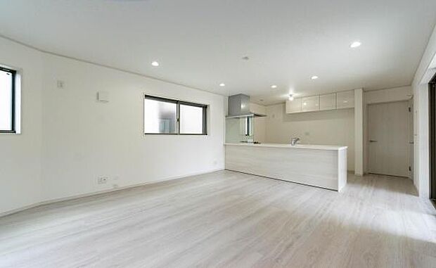 「上質な空間を」開放感と日当たりの良さに恵まれたリビング空間。上質な光は身体だけでなく心も温めてくれる。圧迫感のない空間を是非、ご堪能下さい。