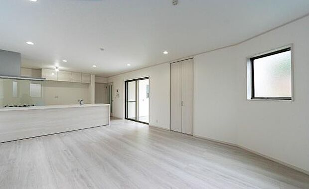 「家族が大好きなリビング」みんなが集まる広いリビング。みんなが大好きなリビングで家族団らん。みんなが集まるからこそ、一層の開放感を手にする素敵な住まい。