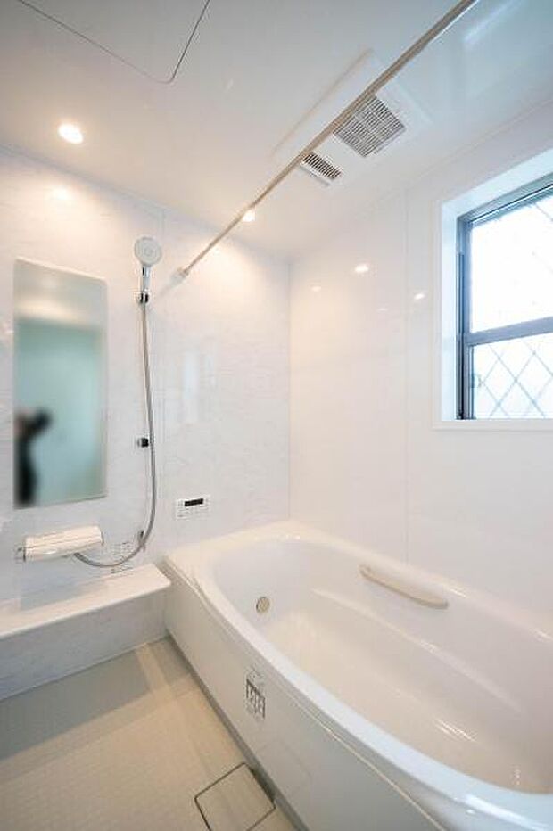 「疲れを癒す空間」広々とした雰囲気の良いバスルーム。お子様と一緒にお風呂に入る楽しみ、思い出の一ページが刻まれる大切な瞬間。