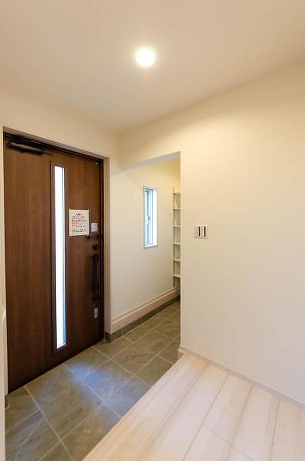 「おかえり」と「いってらっしゃい」を優しく包み込む、明るく広々とした玄関。家族の毎日が、ここから気持ちよく始まります。